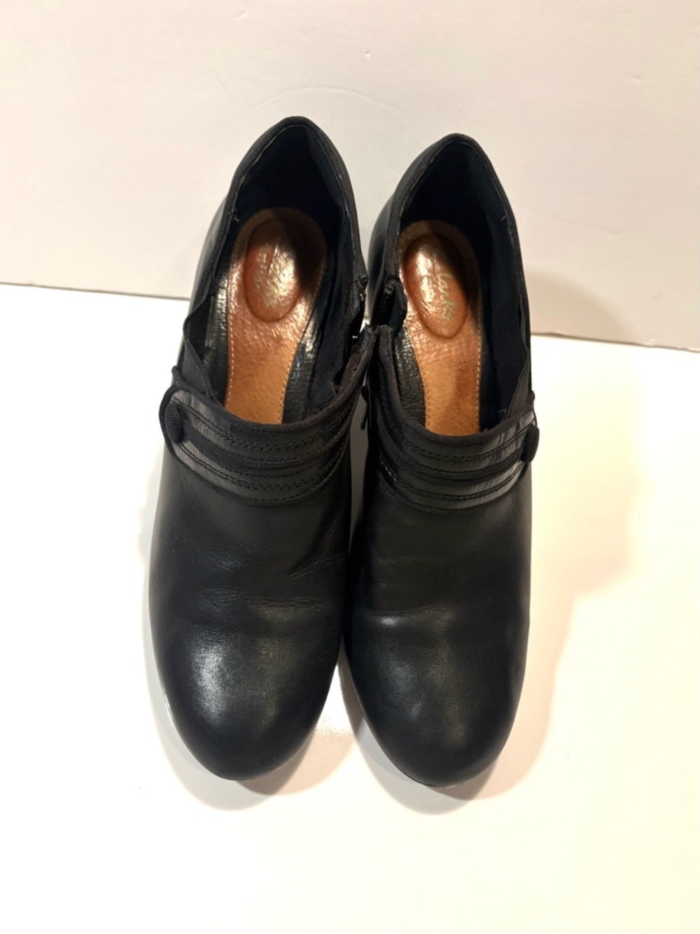 Clarks Black Leather Heeled Shoes for Women, Sz 7.5